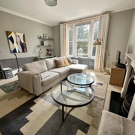 Super Luxury Flat Overlooking Uni Whiteladies Road 3-mins Bbc 2-mins Royal Infirmary 7-mins Clifton Village 5mins Walking * Bristol